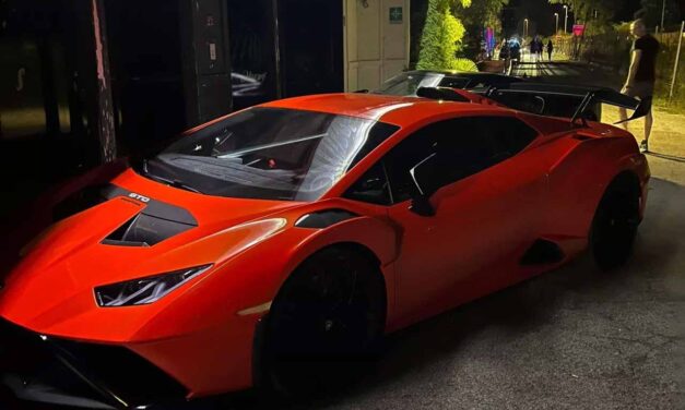 Sfera Ebbasta a Jesolo al volante della sua Lamborghini Huracan STO