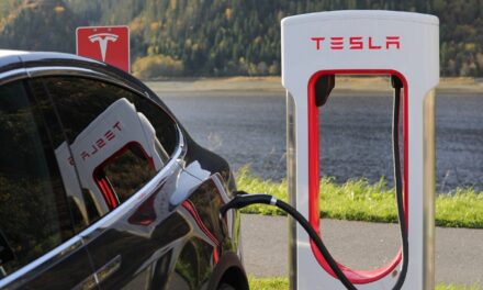 Tesla introduce tariffe anti-congestione per supercharger