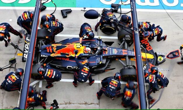 Guarda il team F1 Red Bull eseguire un pit stop completo al buio