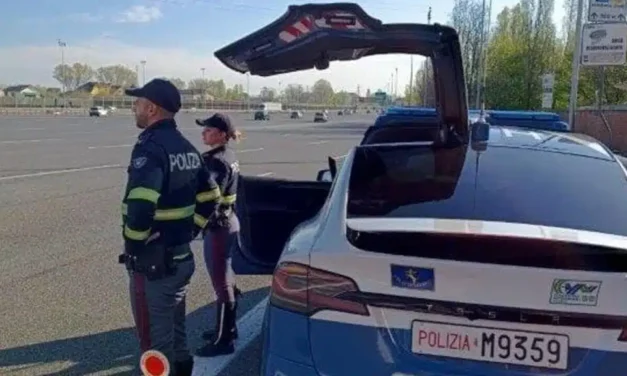 Entra in servizio la prima Tesla per la polizia stradale